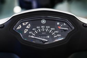 Bảng đồng hồ được tinh chỉnh với giao diện trực quan hơn mặc dù vẫn là dạng analog truyền thống