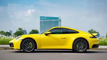 Phần thân xe Porsche 911 2024 nổi bật với những đường cong uyển chuyển