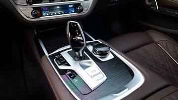 Bệ điều khiển BMW 7 Series 2023 gọn gàng với núm xoay điều khiển iDrive Touch