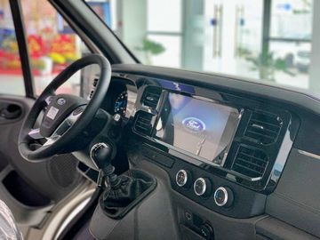 Ford Transit 2023 được trang bị màn hình giải trí cảm ứng kích thước 10.1 inch