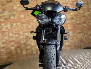 Triumph Street Triple 765 RS 2023 có phần đầu xe rất 