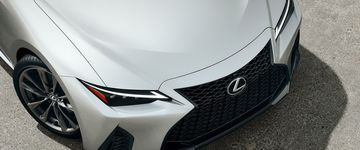 Lưới tản nhiệt và đèn pha nổi bật ở đầu xe Lexus IS300 Luxury 2024