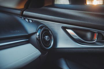 Bảng điều khiển trung tâm cũng được bố trí khá thể thao với cổng gió điều hòa dạng tua-bin