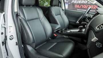 Hàng ghế phía trước trên Mitsubishi Pajero Sport 2024 có thiết kế công thái học khá tốt với form ghế ôm thân người ngồi