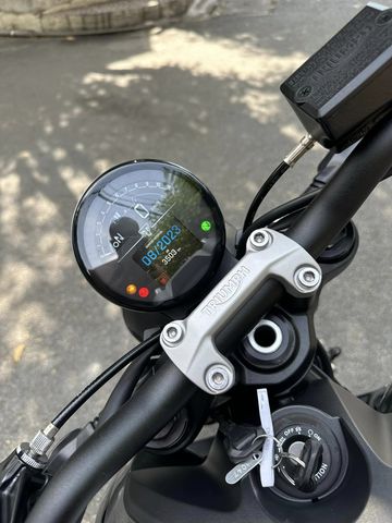 Màn hình TFT đa chức năng của Trident 660 2023