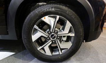 Kia Sonet 2023 sử dụng bộ mâm hợp kim thiết kế đa chấu kích thước 16 inch, cùng bản lốp dày hơn