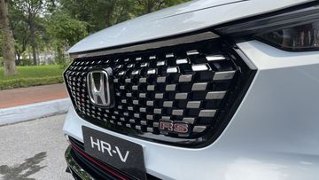 Bản RS còn có thêm logo tên phiên bản đính trên lưới tản nhiệt