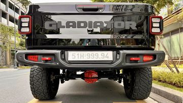 Cụm đèn hậu có kiểu dáng hình chiếc nơ