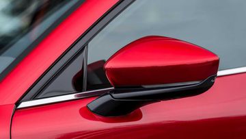 Gương chiếu hậu của CX-3 được đặt tách biệt ở phần thân xe, giúp tăng tầm quan sát cho người lái và tạo ấn tượng hiện đại cho xe. 