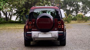 Đuôi xe Land Rover Defender 130 được vuốt cao hơn để góc thoát mở rộng lên mức 28,5 độ
