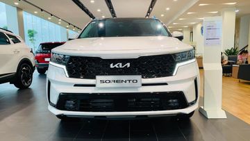 Đầu xe nổi bật với bộ lưới tản nhiệt kiểu Mũi hổ đặc trưng nhưng được mở rộng, vuông vắn và nam tính hơn