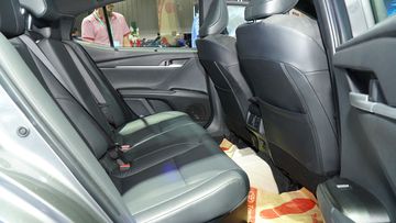 Hàng ghế thứ hai Toyota Camry 2025 tiếp tục có khoảng để chân rộng rãi hàng đầu phân khúc
