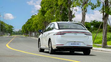 Đuôi xe AION ES 2025 cũng có thiết kế khá tương đồng với phía trước