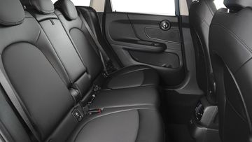 Hệ thống ghế ngồi trên MINI Countryman 2024 được bọc da màu đen Carbon Black Cross Punch