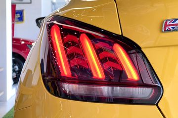 Cụm đèn hậu LED dạng 3 móng vuốt nổi khối 3D sắc sảo trở thành điểm nhấn ấn tượng