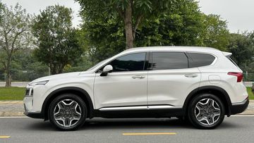 Thân xe Hyundai SantaFe 2024 tiếp tục thể hiện vẻ bề thế của một mẫu SUV cỡ D với việc duy trì form dáng cũ