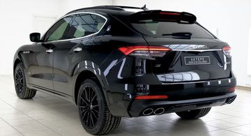 Phần đuôi xe Maserati Levante 2024 mang lối thiết kế dạng coupe