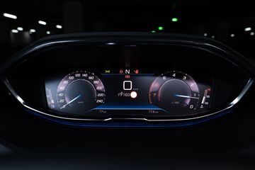Đặt ngay sau vô lăng là cụm đồng hồ tốc độ dạng full-LCD cỡ lớn quen thuộc của Peugeot. Màn hình này có kích thước 12.3” và là trang bị tiêu chuẩn trên tất cả các phiên bản của 5008 2022.
