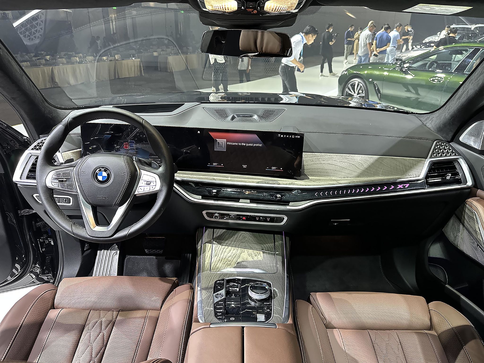 Khoang lái tràn ngập công nghệ trên BMW X7 2023