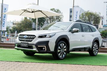 Nhìn từ hông xe, thay đổi lớn và duy nhất của Outback 2023 là thiết kế mâm. Bộ mâm vẫn có đường kính 18 inch nhưng sở hữu thiết kế 5 chấu kép với chấu lớn dạng phay.