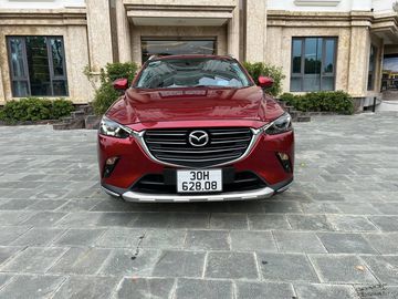 Nhìn trực diện, Mazda CX-3 2023 tạo ấn tượng mạnh mẽ, cơ bắp bằng các đường gân dập nổi kéo dài từ nắp capo xuống lưới tản nhiệt
