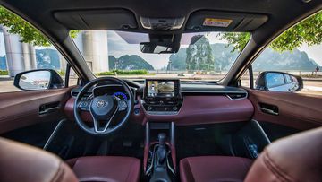 Khu vực taplo trên Toyota Corolla Cross 2023 hướng theo phong cách tối giản