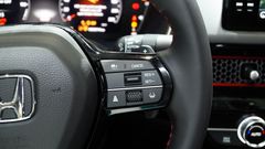 Trong khi các dãy phím bên trái điều khiển hệ thống công nghệ an toàn chủ động Honda SENSING
