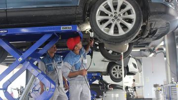 Kỹ thuật viên đang tiến hành kiểm tra xe