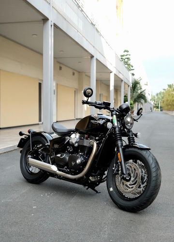 Bonneville Bobber màu đen bóng