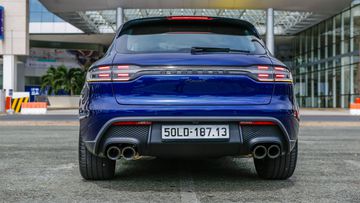 
Cụm đuôi xe mang đậm chất thể thao với cánh gió cố định nằm gần trên đỉnh nóc xe tích hợp đèn LED báo thắng.  
