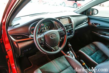 Khoang lái Toyota Vios GR-S trẻ trung hơn với các đường thêu chỉ đỏ