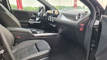 Hàng ghế trước Mercedes-AMG GLA 45 S 4MATIC+ có thiết kế thể thao