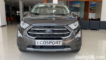 Đầu xe tạo ấn tượng với lưới tản nhiệt tổ ong kết hợp cùng các thanh chrome sáng bóng,