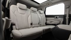 Hàng ghế thứ hai của KIA Sorento rộng rãi cho chiều cam 1m7 - 1m85