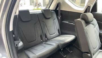 Hàng ghế cuối của Hyundai Stargazer 2024 chỉ ở mức đủ dùng do thiết kế đuôi xe dốc nên khoảng trần không quá thoáng