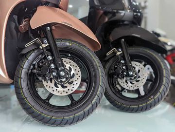 Trừ phiên bản Tiêu Chuẩn, các bản còn lại đều sở hữu hệ thống chống bó cứng phanh ABS 