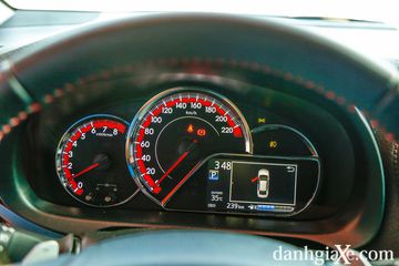 Đồng hồ lái Optitron nổi bật với viền màu đỏ thể thao của Toyota Vios GR-S