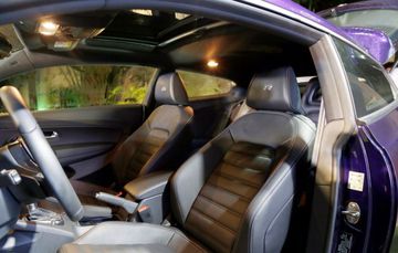 Hai vị trí ghế phía trước có thể chỉnh điện 12 hướng cùng tính năng sưởi cao cấp đầy tiện nghi