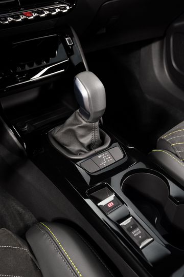 Cần số Peugeot 2008 2025 cũng không khác biệt với công nghệ điện tử, kết nối gián tiếp với hộp số