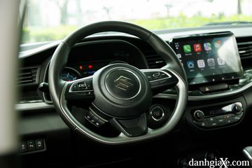 Vô lăng Suzuki XL7 Hybrid 2025 dạng D-cut thể thao cũng tích hợp điều khiển âm thanh, đàm thoại rảnh tay...