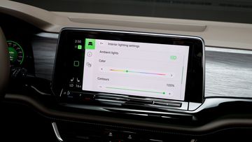 VW Viloran 2024 c&ograve;n cao cấp hơn nữa với&nbsp;đ&egrave;n viền nội thất c&oacute; thể t&ugrave;y chỉnh đến 30 m&agrave;u