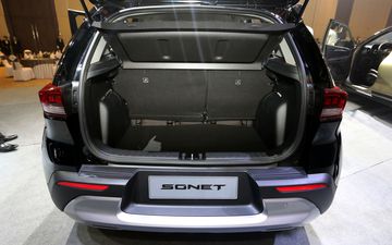 Kia Sonet 2023 sở hữu dung tích khoang hành lý là 392 lít ở mức tiêu chuẩn