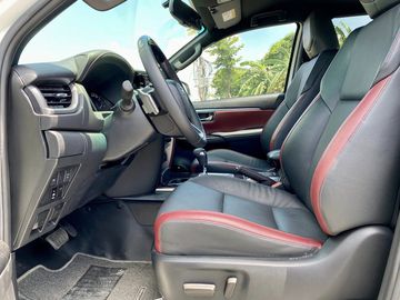 Hàng ghế trước trên Toyota Fortuner 2023 ôm thân người, hỗ trợ chỉnh điện 8 hướng