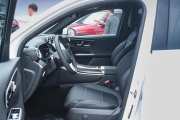 Hệ thống ghế ngồi của Mercedes GLC 200 2024 êm ái với chất liệu da thật
