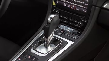 Cần số của Porsche 718 2024 Cayman được mạ chrome kim loại bóng bẩy