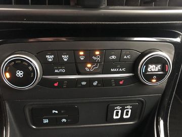 Hệ thống nút chỉnh hướng gió được thiết kế trực quan trên Ford Ecosport