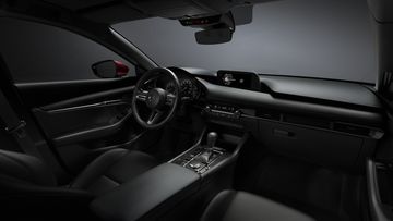 Khoang cabin của Mazda 3 2022 vẫn giữ đúng triết lý thiết kế trung tính, đơn giản, hiện đại và hài hòa xuyên suốt line-up sản phẩm nhà Mazda