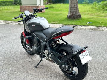 Dè chắn bùn và biển số tách rời phần đuôi xe độc đáo