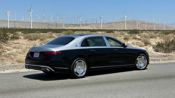 Mercedes S450 Maybach 2024 trông quyến rũ với thiết kế thuôn dài, uốn lượn mềm mại