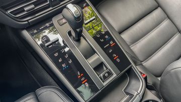 Đi cùng hộp số ly hợp kép (PDK) nổi tiếng của Porsche, chiếc Macan 2022 với gói kích hoạt thể thao có chạm mốc 100 km/h từ vạch xuất phát chỉ sau đúng 6,4 giây,